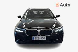 Musta BMW 530 2021 kuva 4.