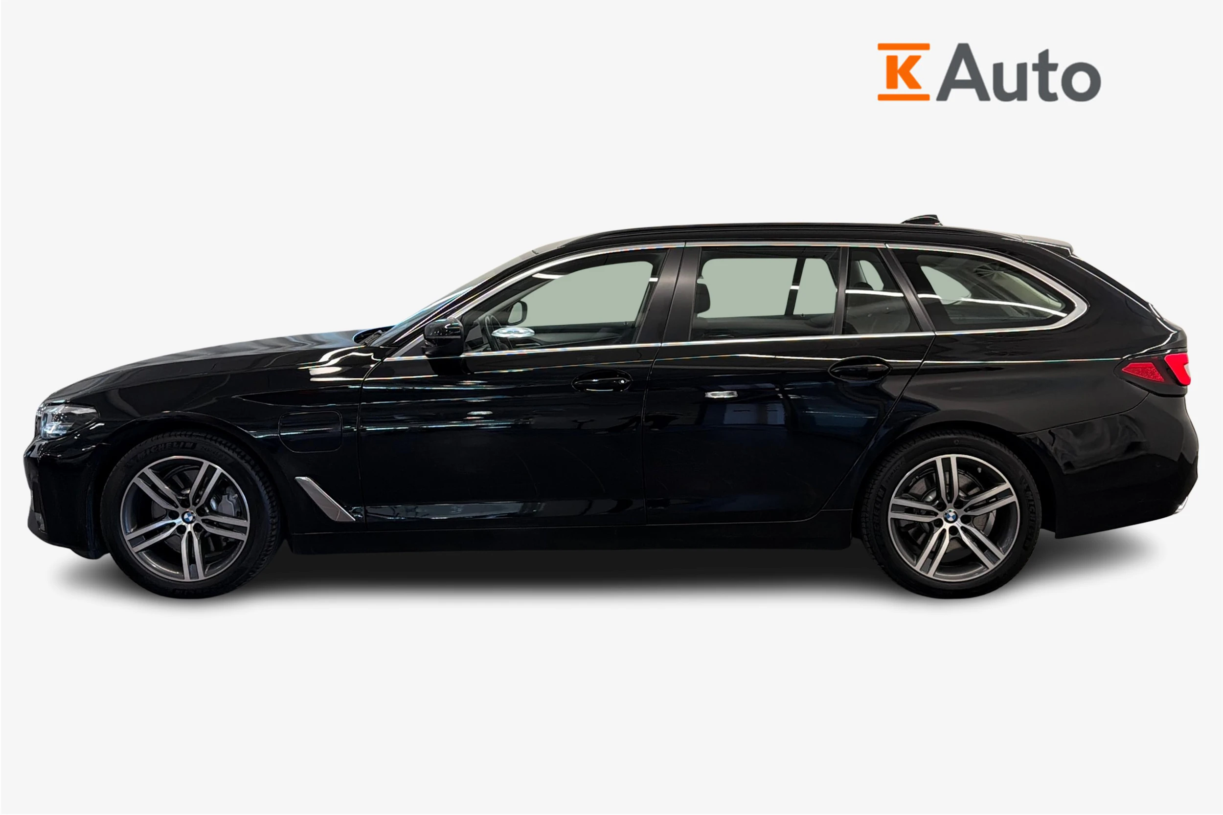 Musta BMW 530 2021 kuva 5.