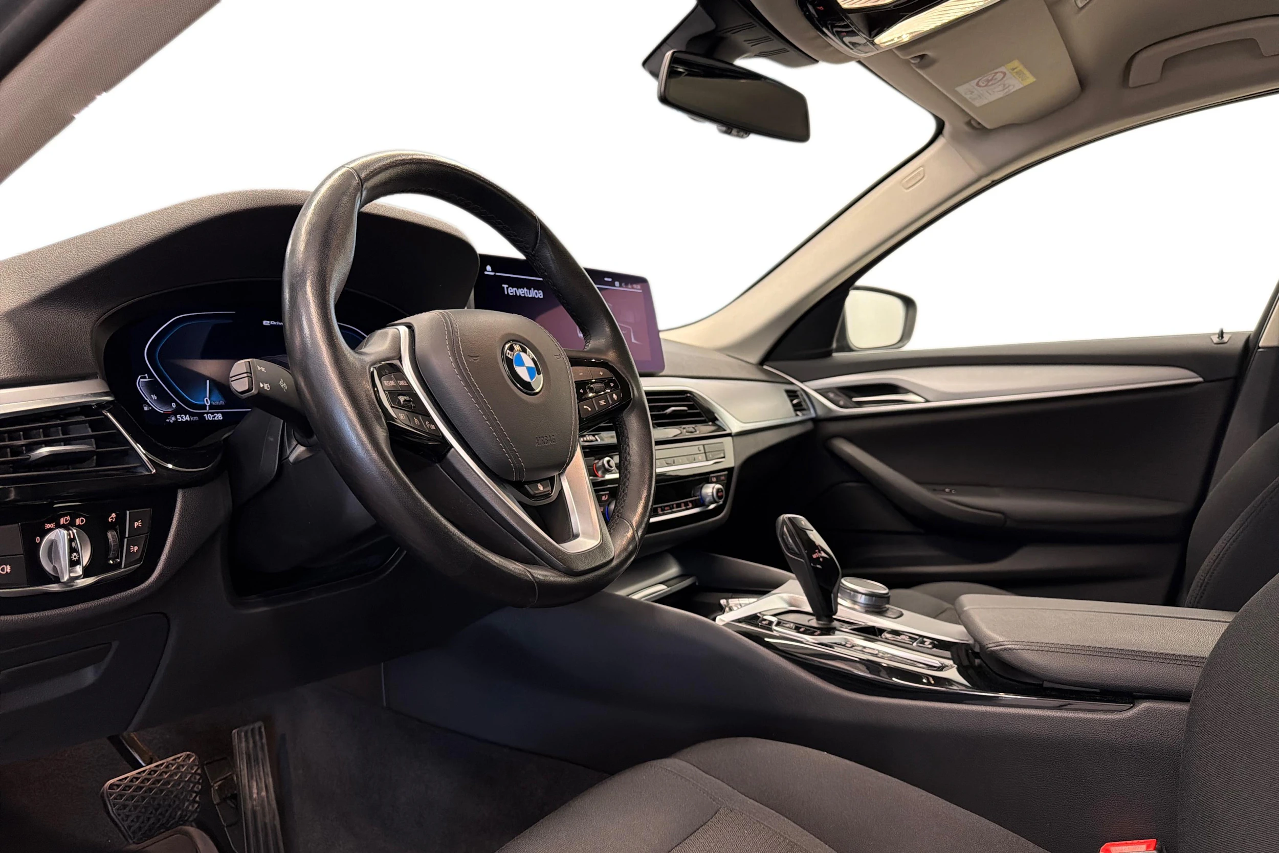 Musta BMW 530 2021 kuva 6.