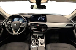 Musta BMW 530 2021 kuva 7.