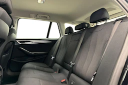 Musta BMW 530 2021 kuva 8.