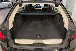 Musta BMW 530 2021 kuva 11.