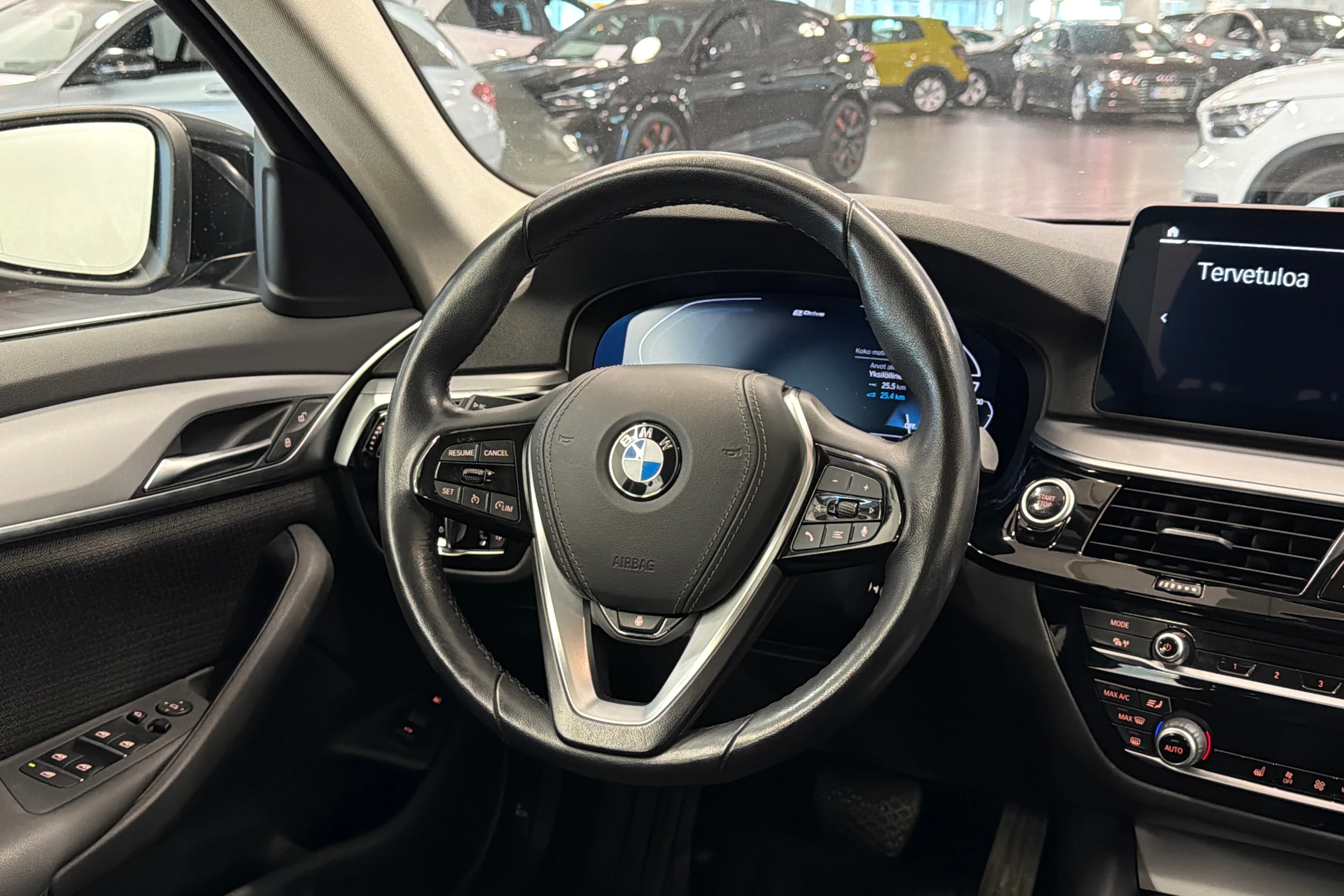 Musta BMW 530 2021 kuva 13.