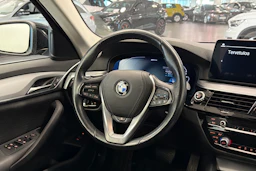 Musta BMW 530 2021 kuva 13.