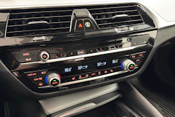 Musta BMW 530 2021 kuva 21.