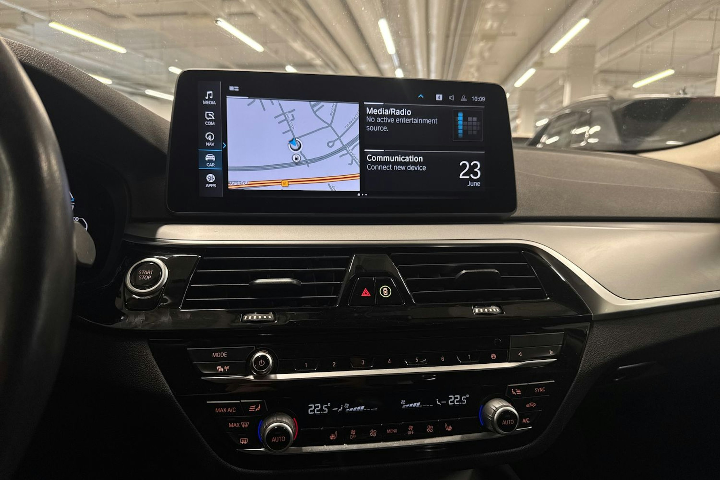 musta BMW 530 2021 kuva 21.