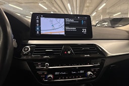 musta BMW 530 2021 kuva 21.