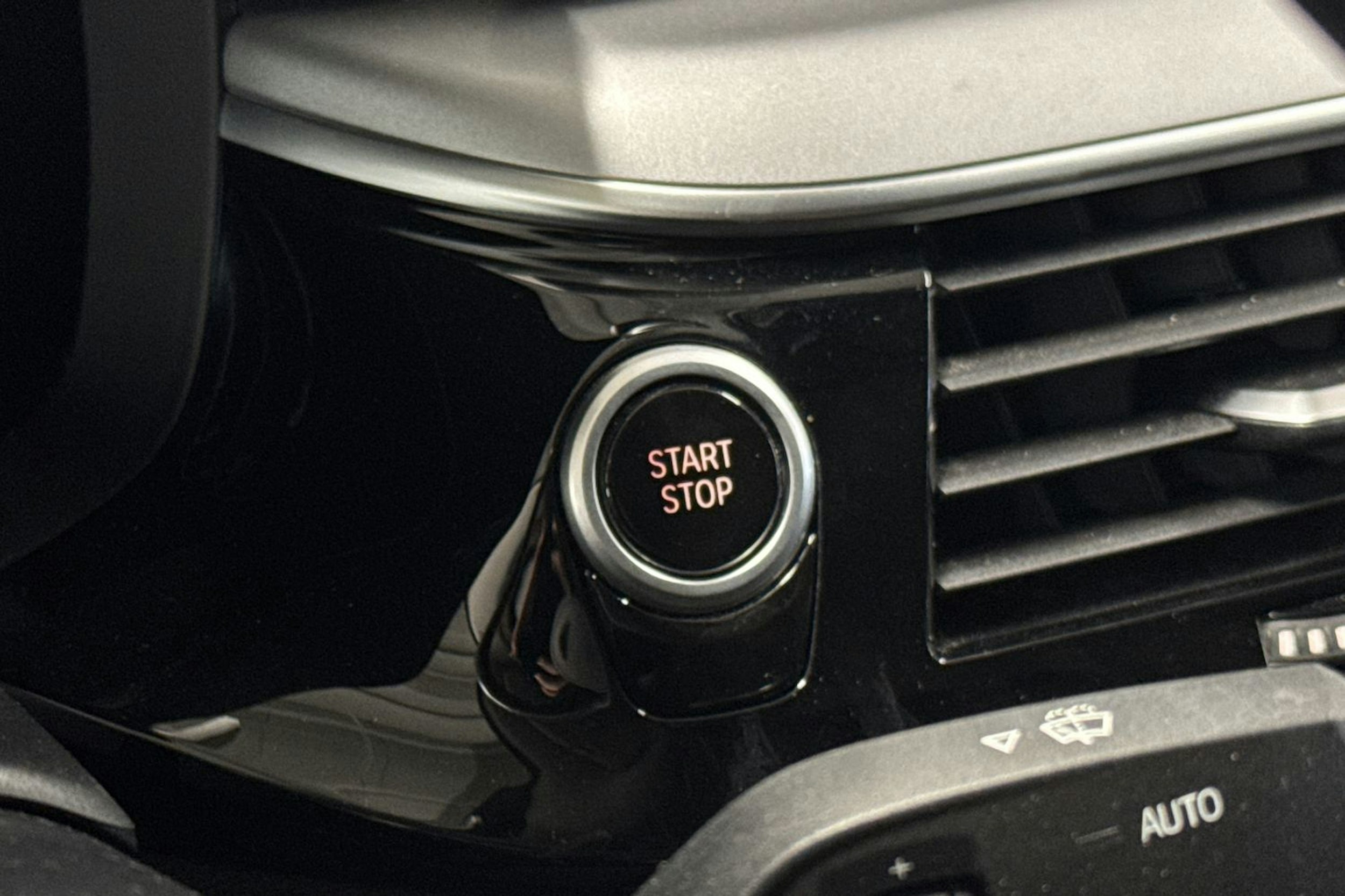 musta BMW 530 2021 kuva 22.