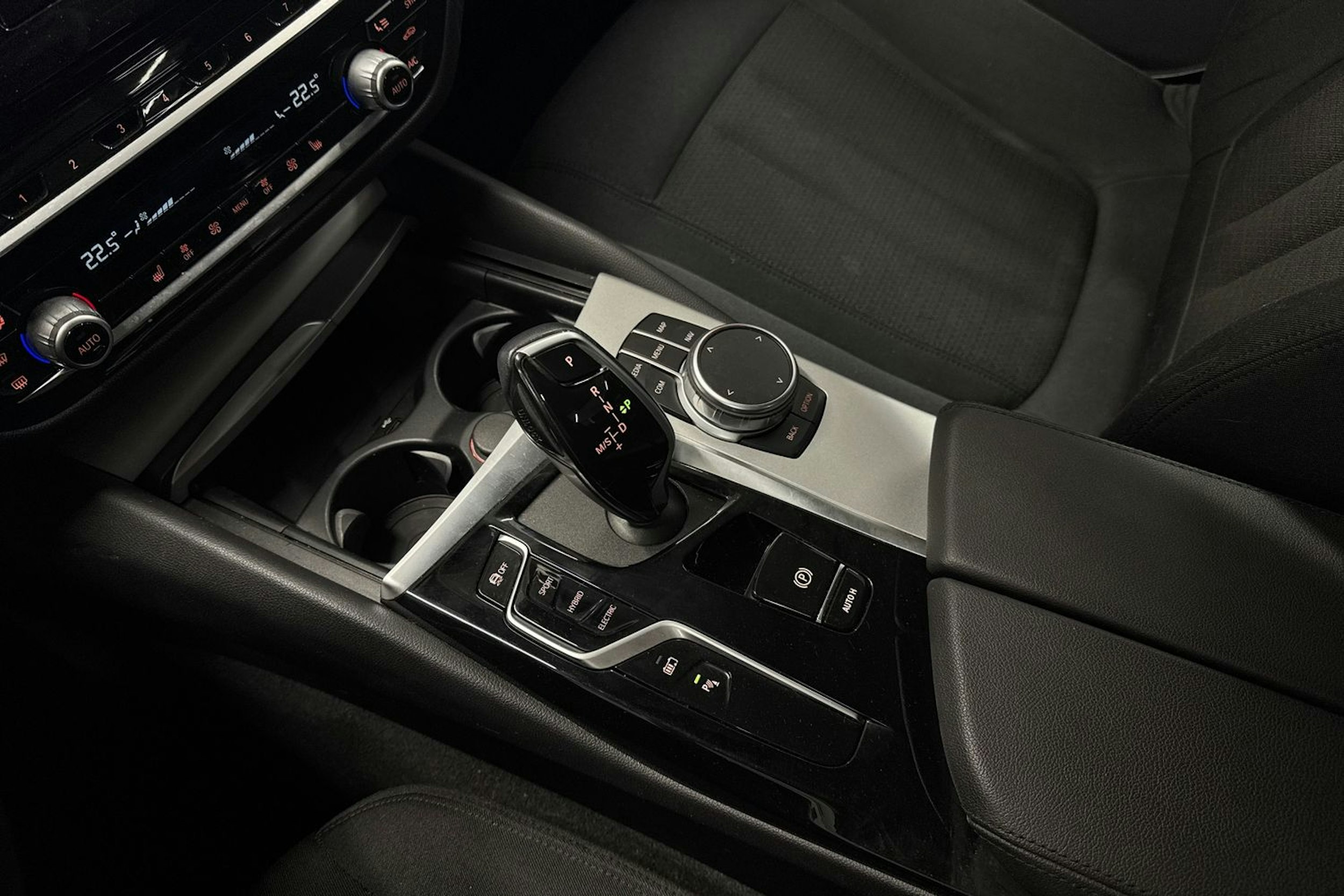 musta BMW 530 2021 kuva 35.