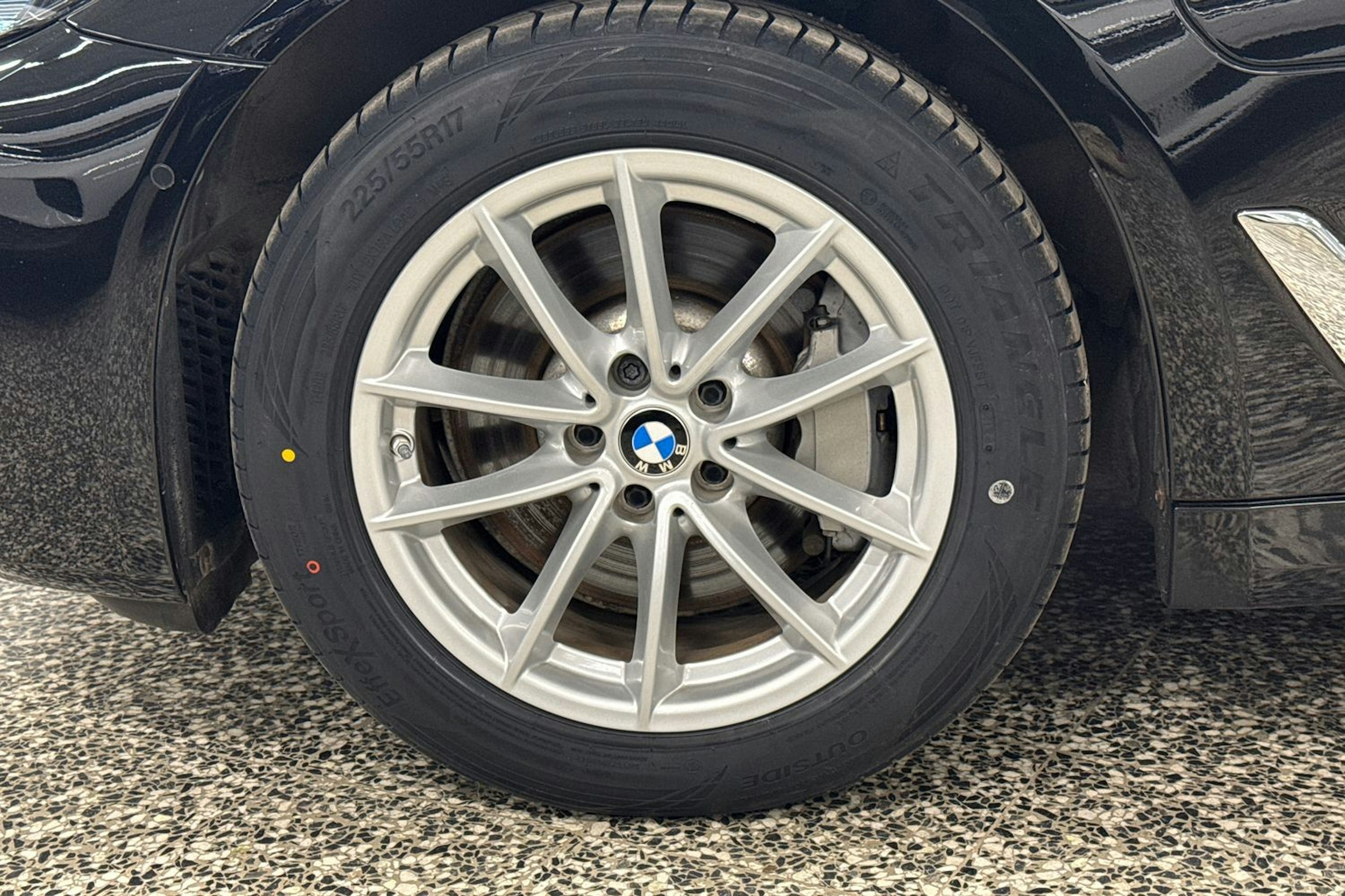 musta BMW 530 2021 kuva 43.