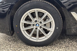 musta BMW 530 2021 kuva 43.