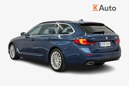 sininen BMW 530 2021 kuva 2.