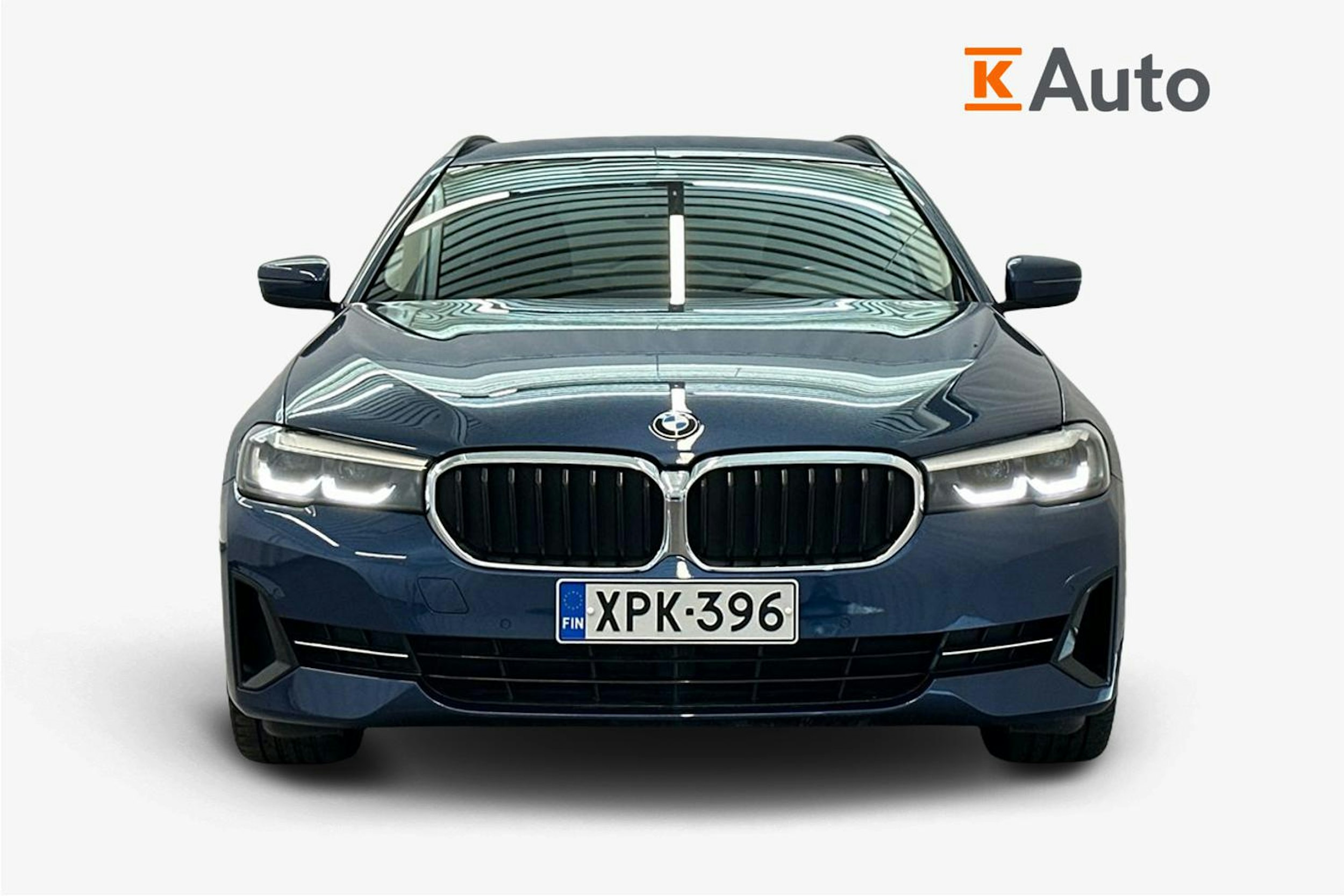 sininen BMW 530 2021 kuva 4.