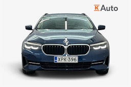 sininen BMW 530 2021 kuva 4.