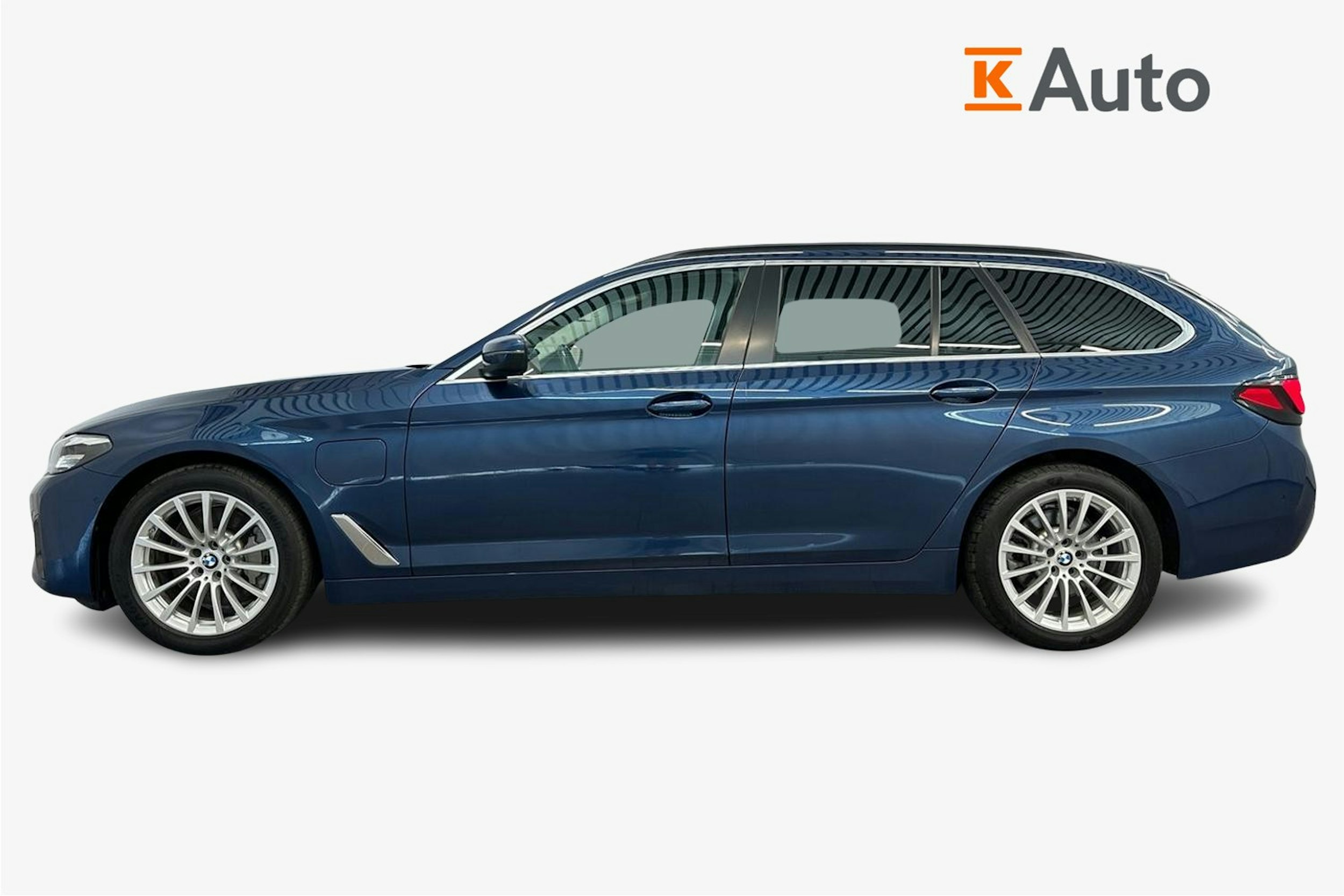 sininen BMW 530 2021 kuva 5.