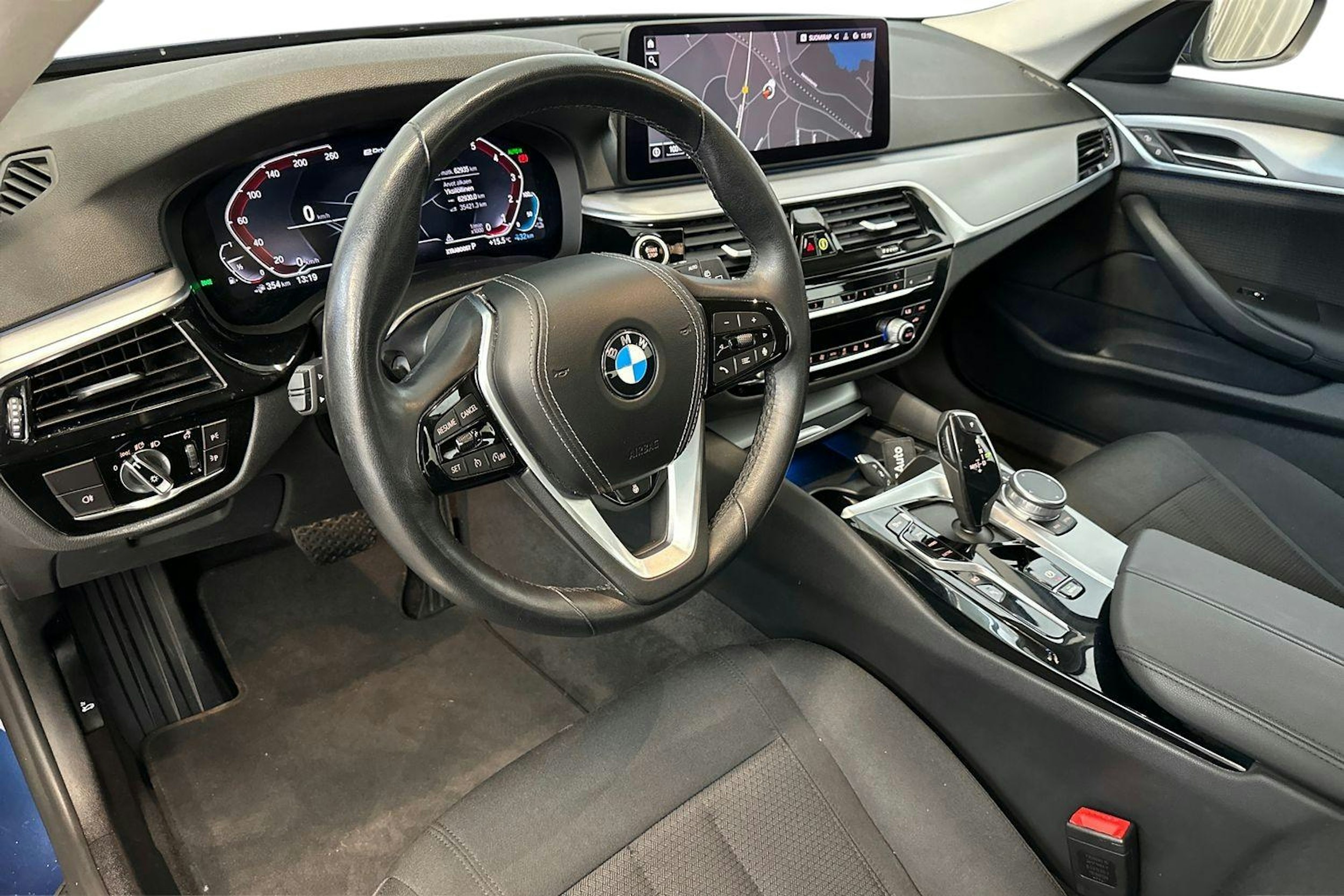 sininen BMW 530 2021 kuva 6.
