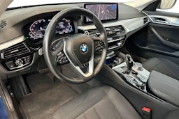 sininen BMW 530 2021 kuva 6.