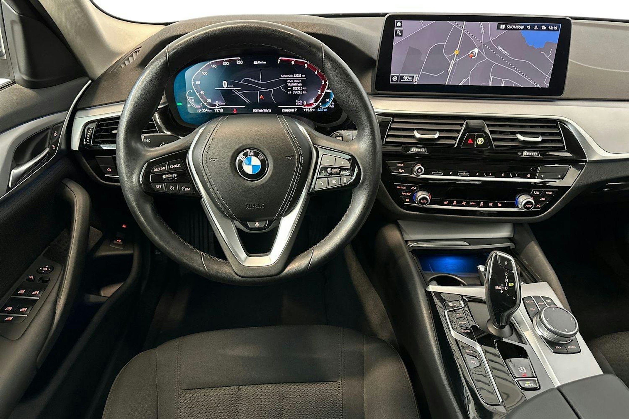 sininen BMW 530 2021 kuva 7.
