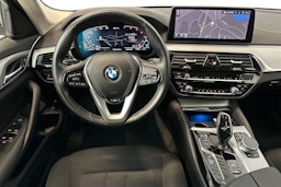 sininen BMW 530 2021 kuva 7.