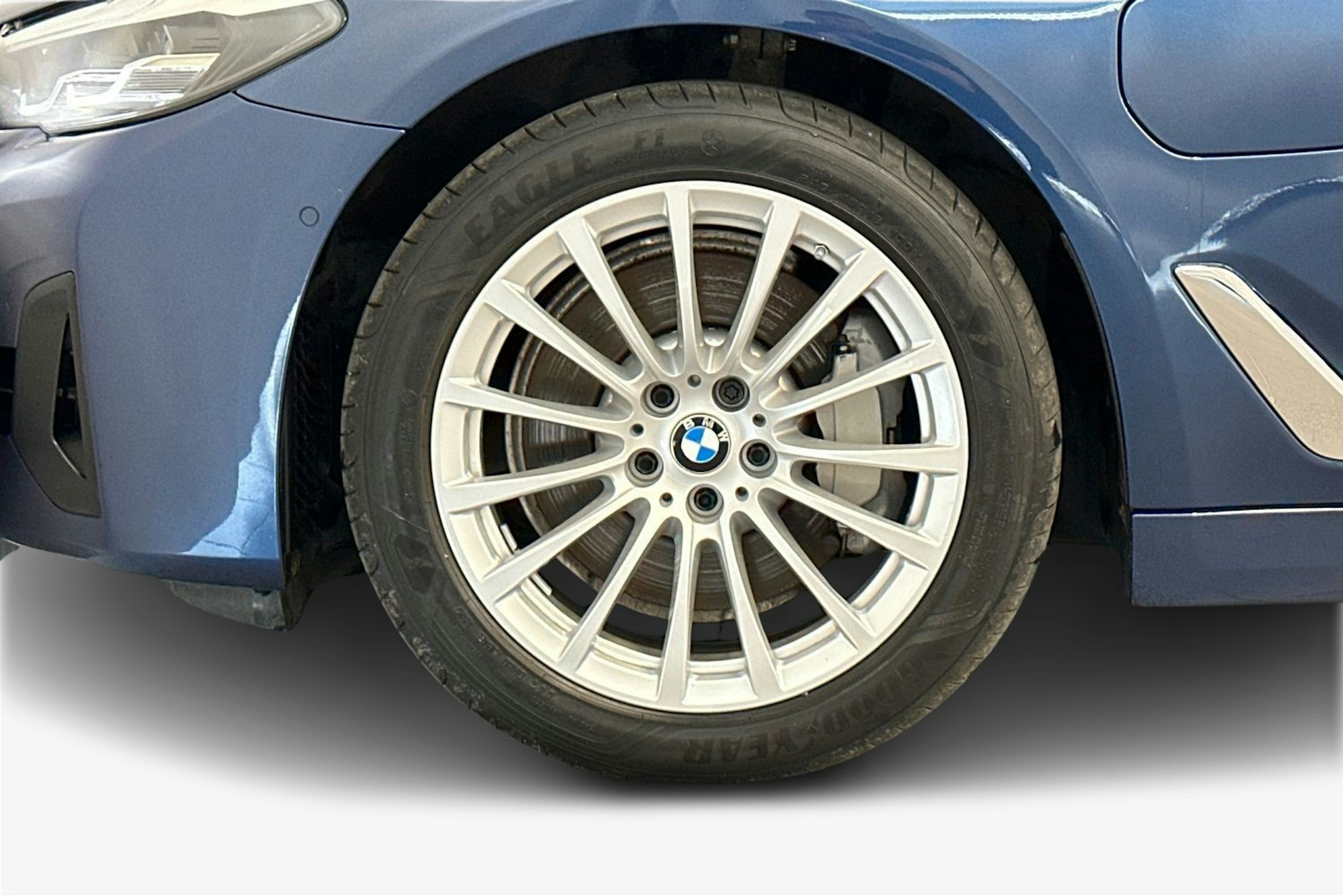 sininen BMW 530 2021 kuva 9.