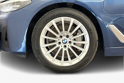 sininen BMW 530 2021 kuva 9.