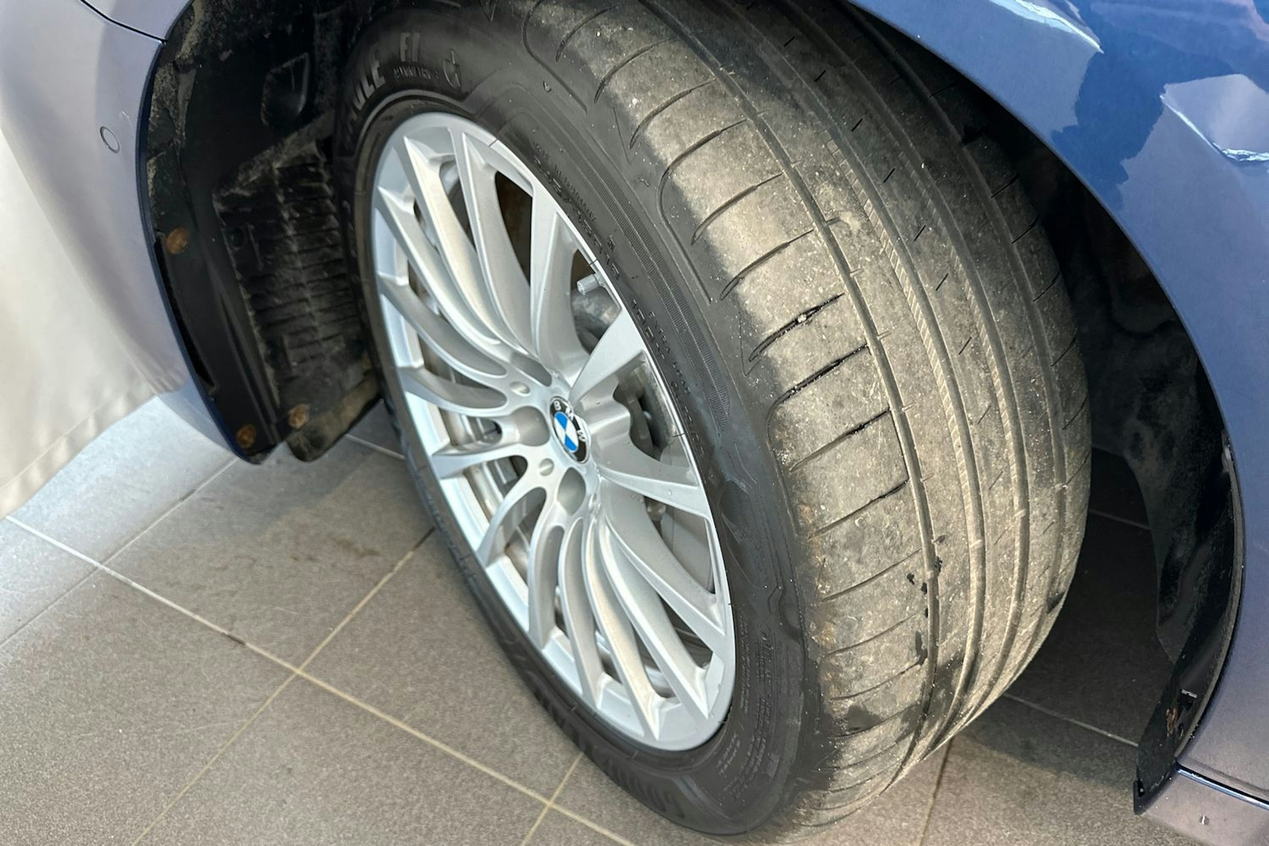 sininen BMW 530 2021 kuva 10.