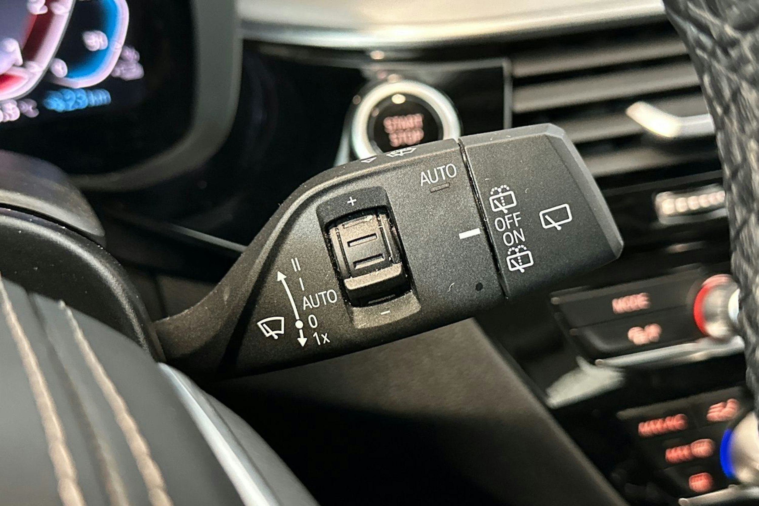 sininen BMW 530 2021 kuva 19.