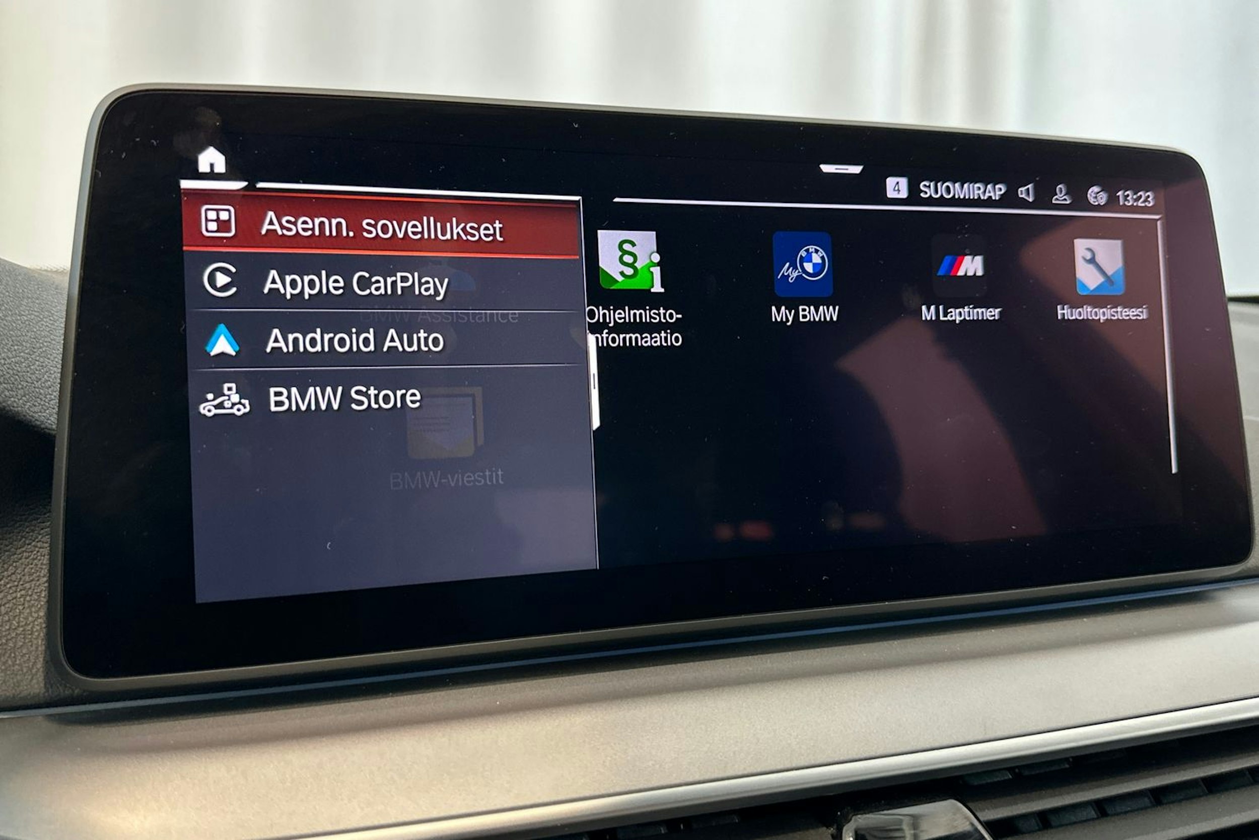 sininen BMW 530 2021 kuva 23.