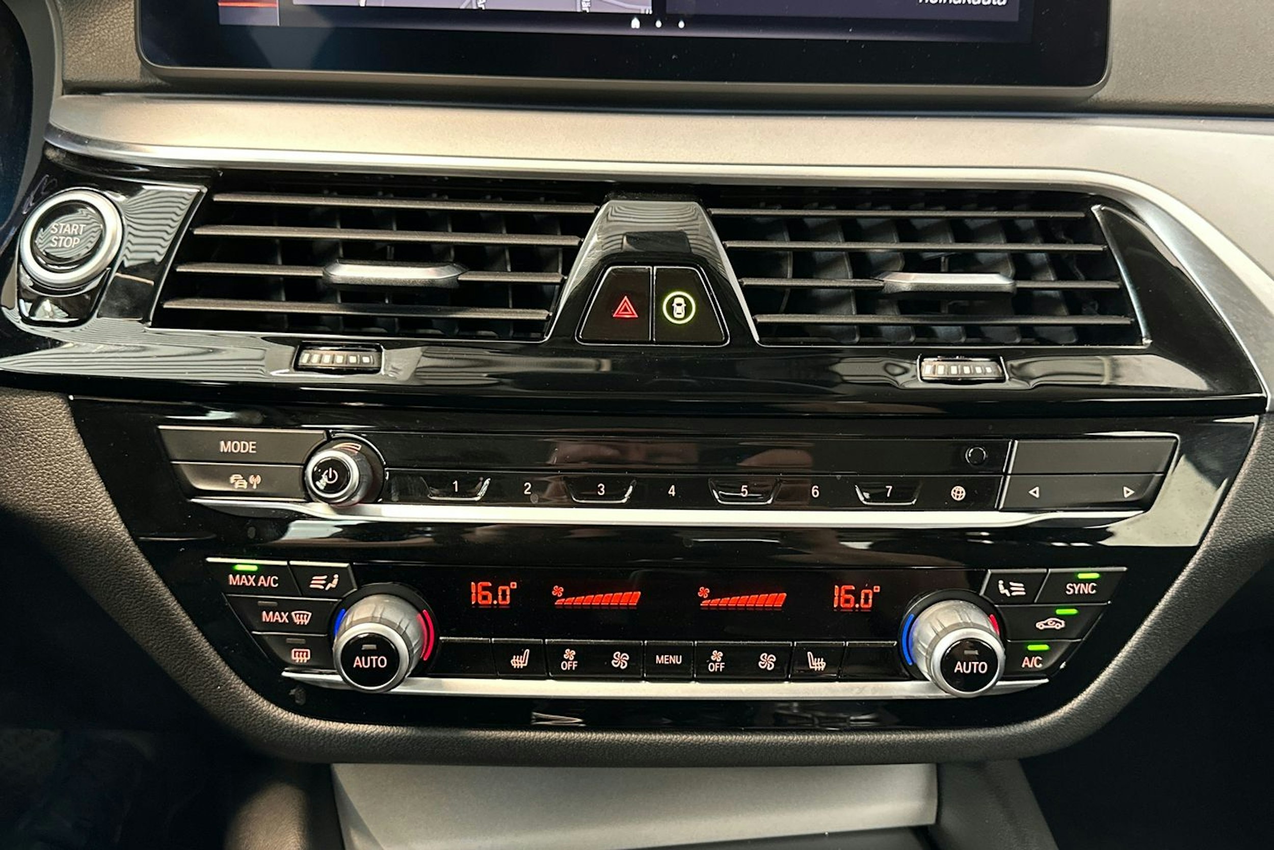 sininen BMW 530 2021 kuva 24.