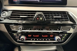 sininen BMW 530 2021 kuva 24.