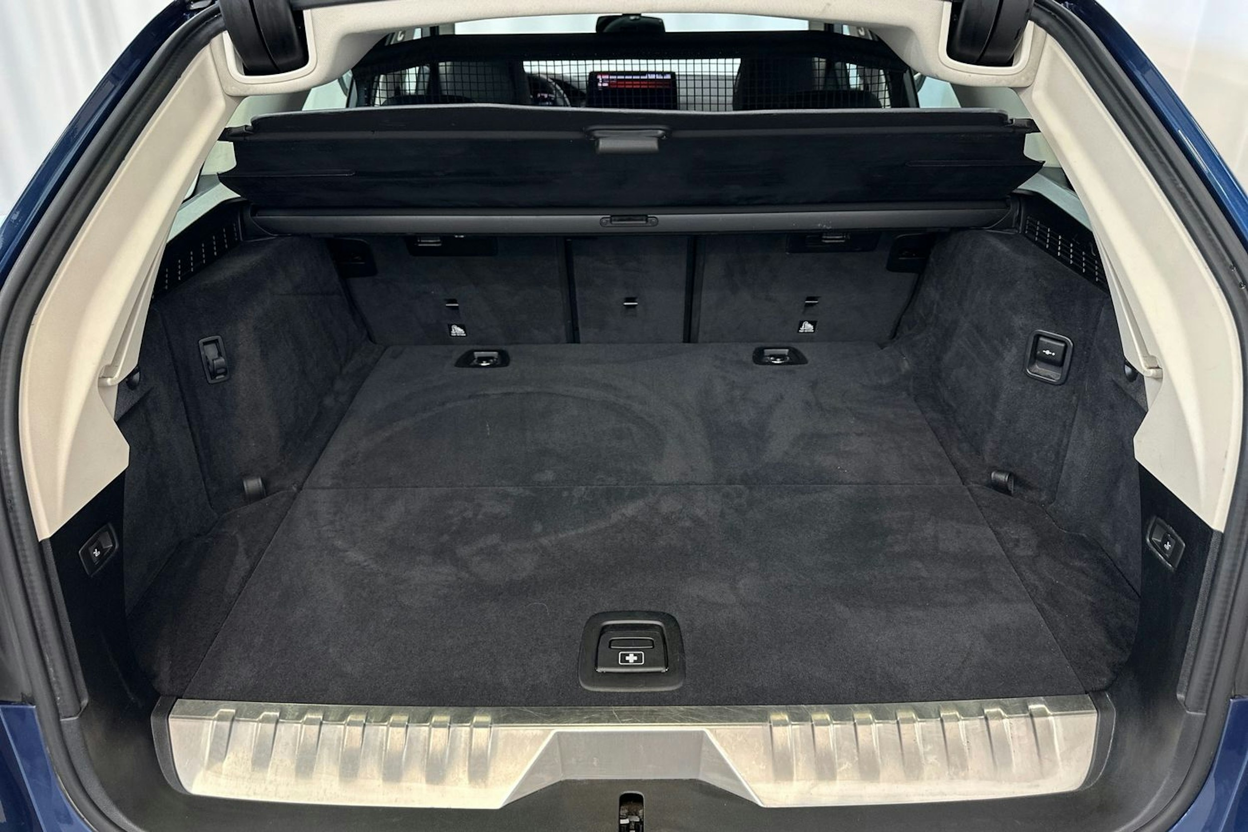 sininen BMW 530 2021 kuva 28.