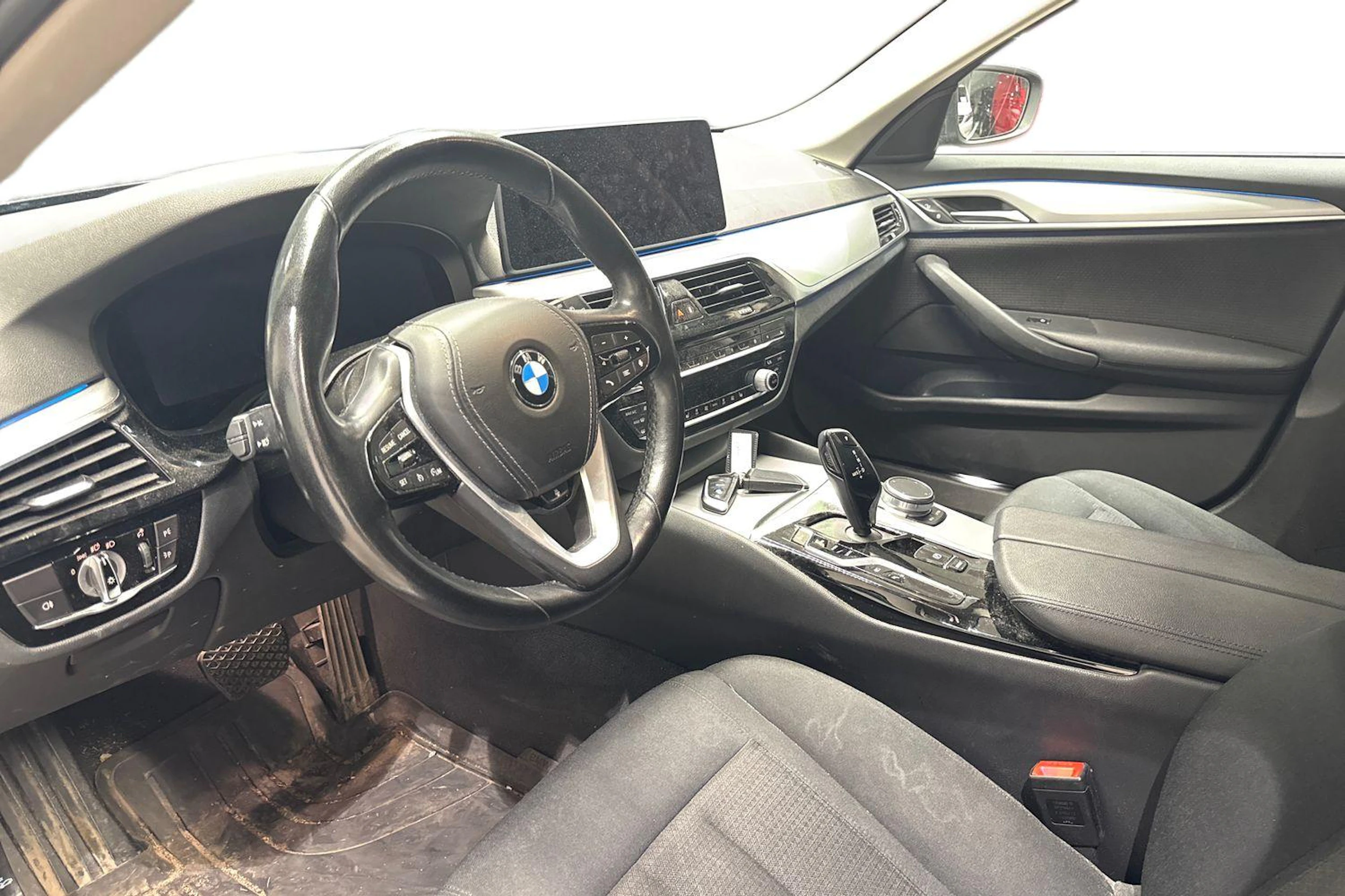 musta BMW 530 2021 kuva 3.