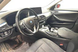 musta BMW 530 2021 kuva 3.