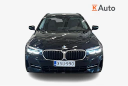 musta BMW 530 2021 kuva 4.