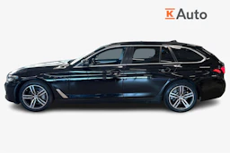 musta BMW 530 2021 kuva 5.
