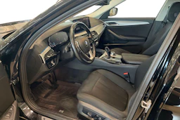 musta BMW 530 2021 kuva 6.