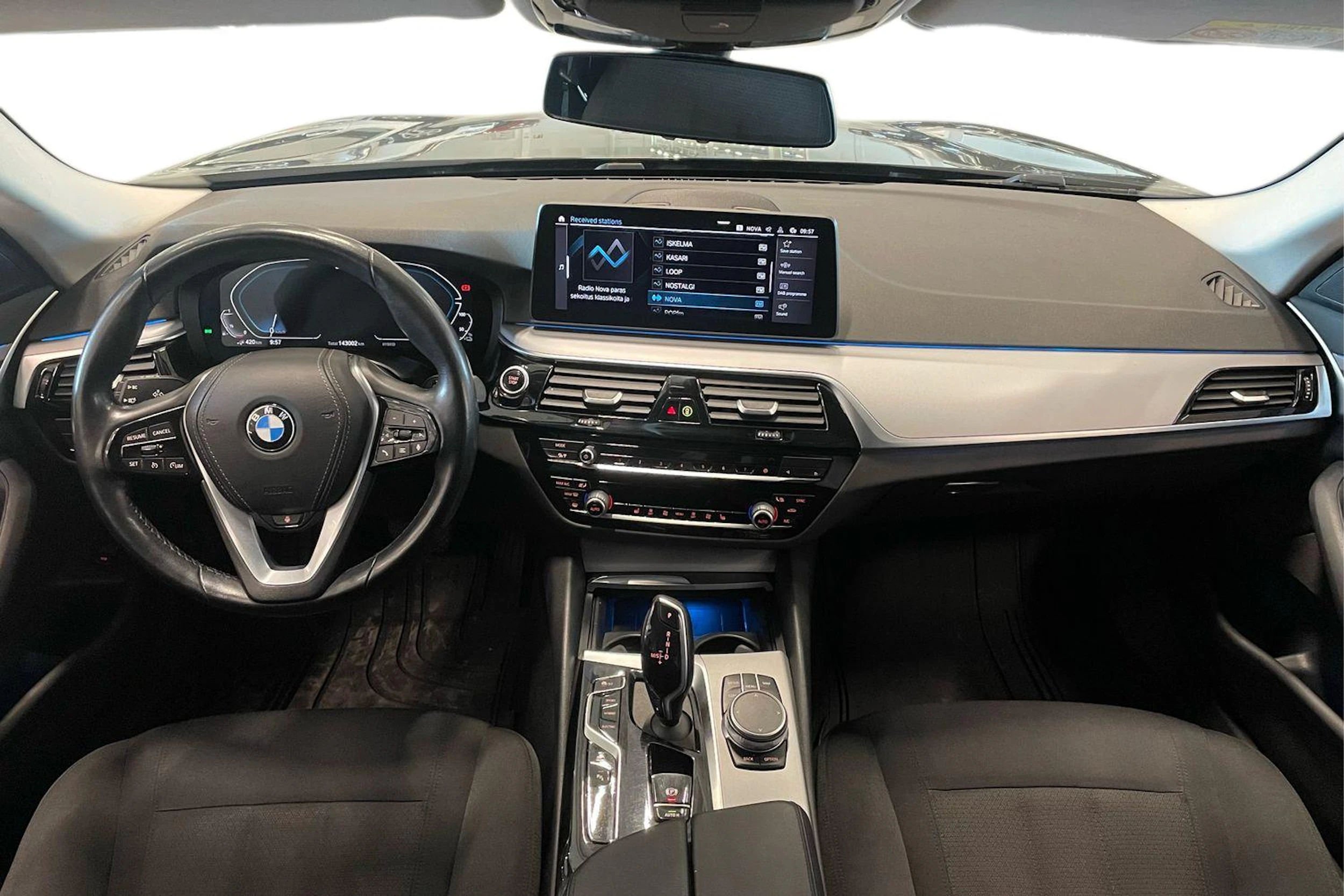 musta BMW 530 2021 kuva 7.