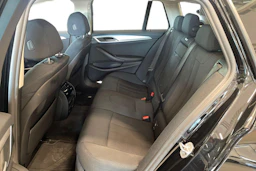 musta BMW 530 2021 kuva 8.