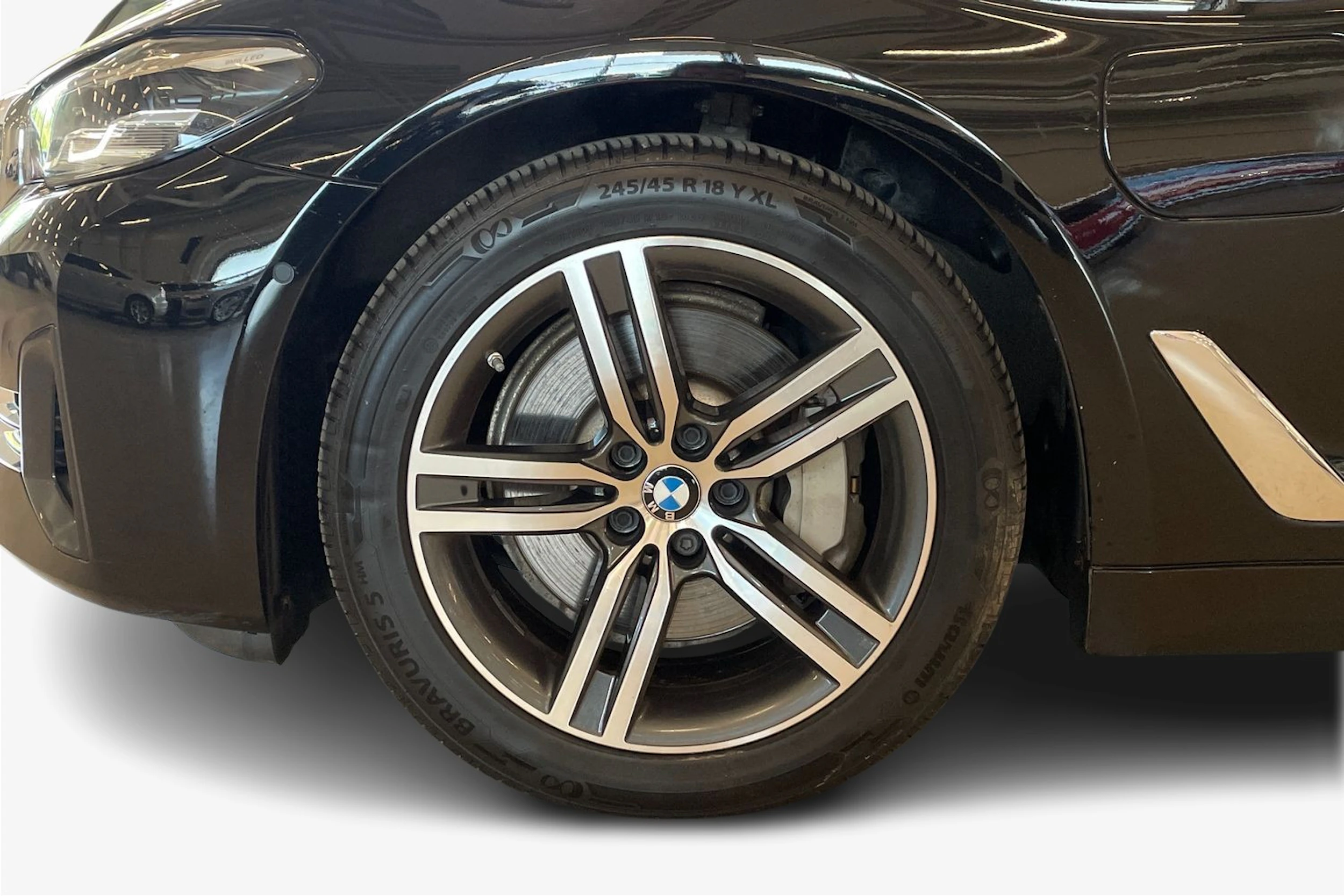 musta BMW 530 2021 kuva 9.
