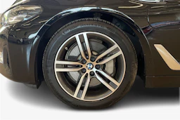 musta BMW 530 2021 kuva 9.