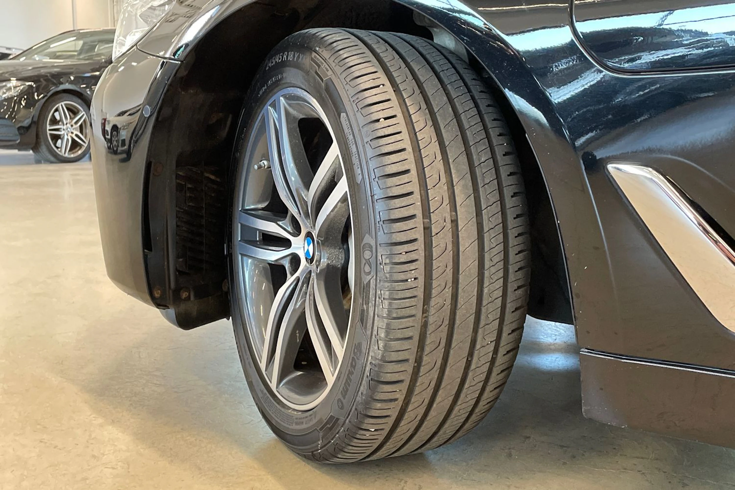 musta BMW 530 2021 kuva 10.