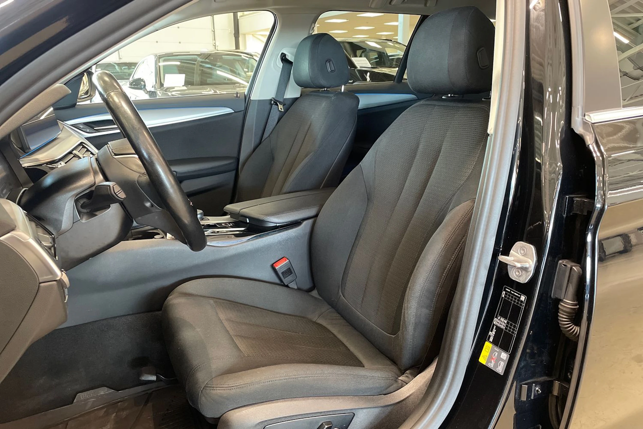 musta BMW 530 2021 kuva 11.