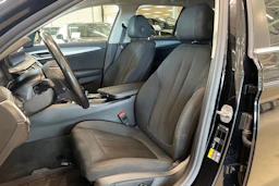 musta BMW 530 2021 kuva 11.