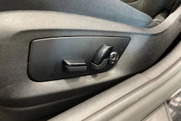 musta BMW 530 2021 kuva 12.