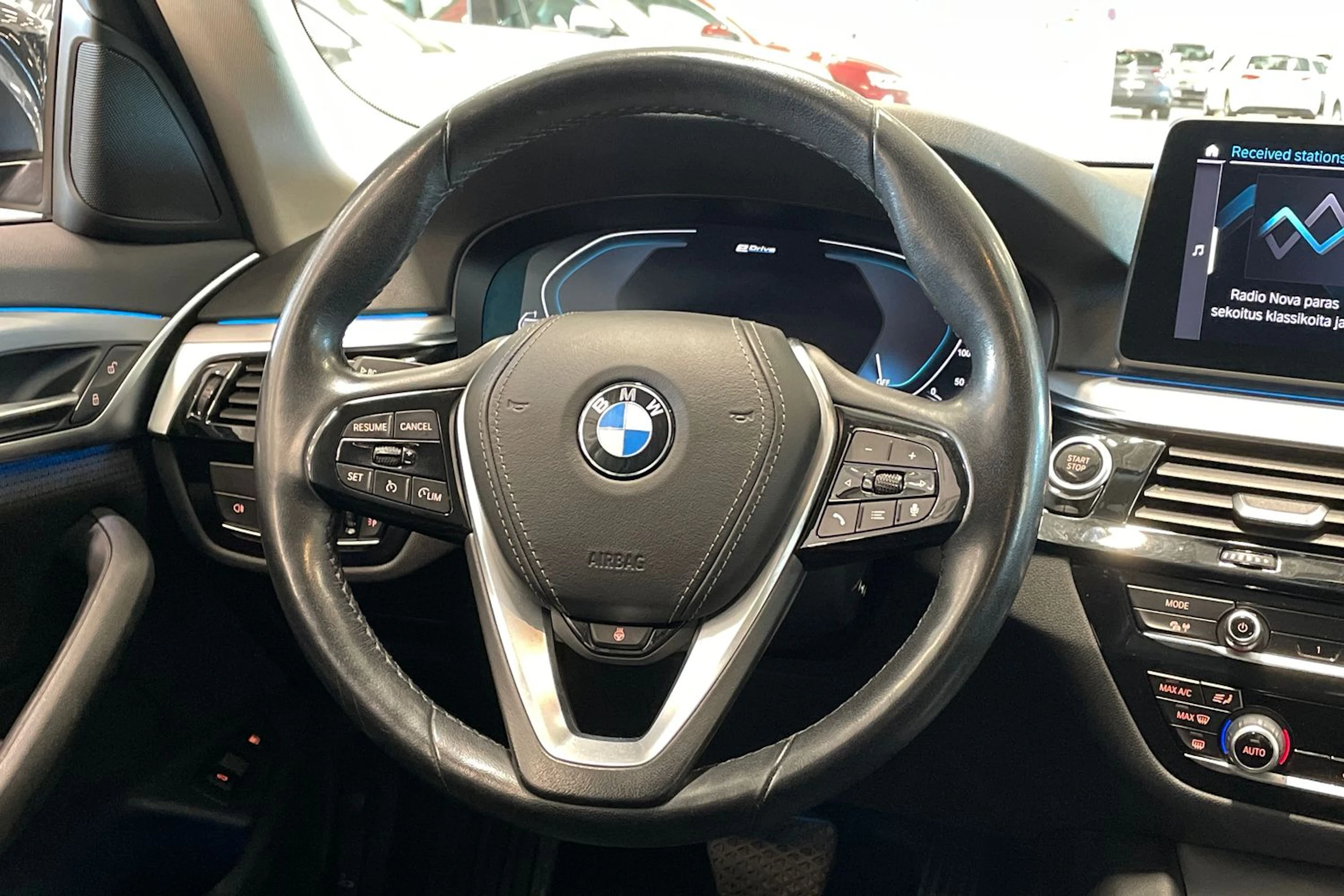 musta BMW 530 2021 kuva 13.