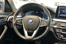 musta BMW 530 2021 kuva 13.