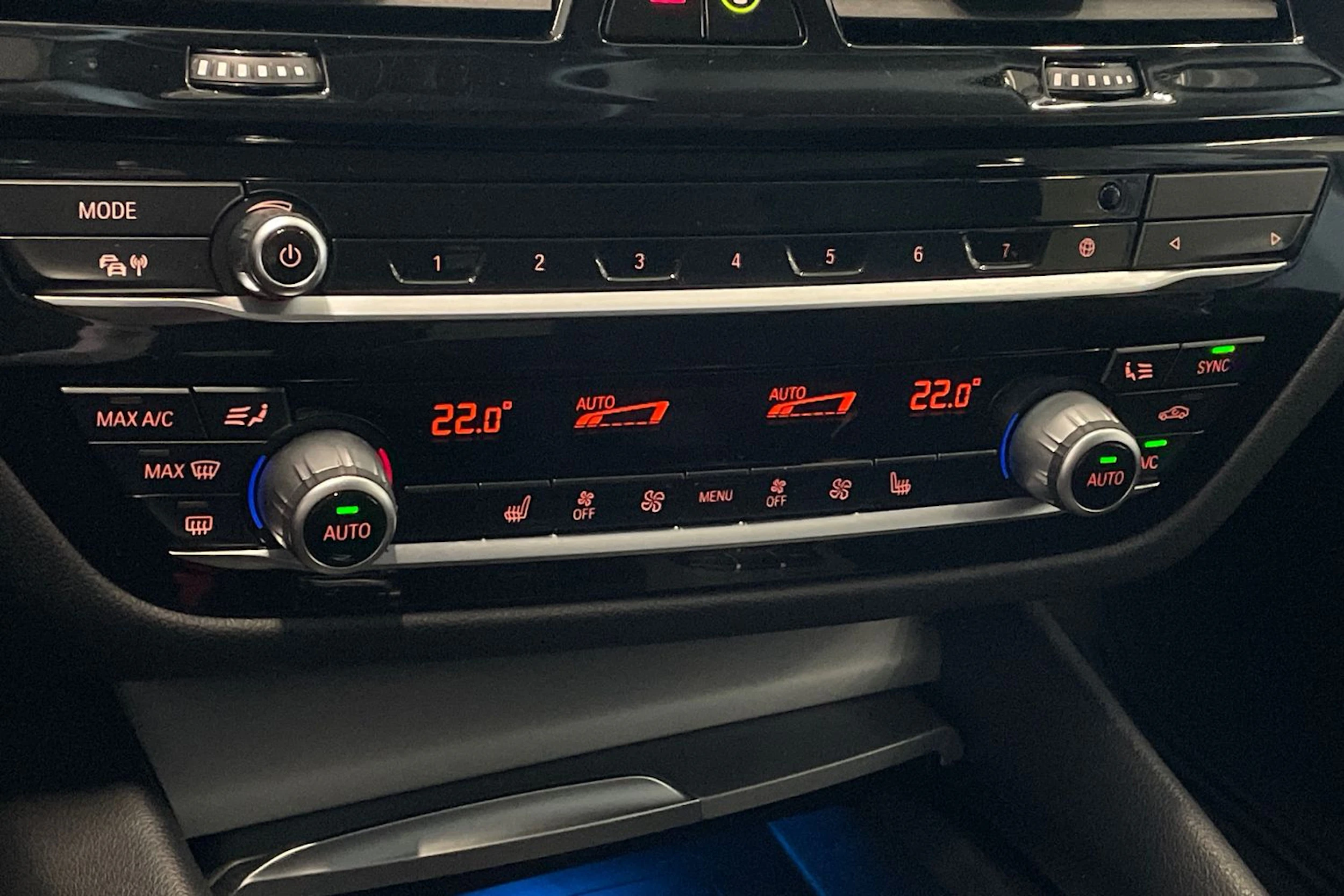 musta BMW 530 2021 kuva 28.