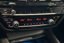 musta BMW 530 2021 kuva 28.