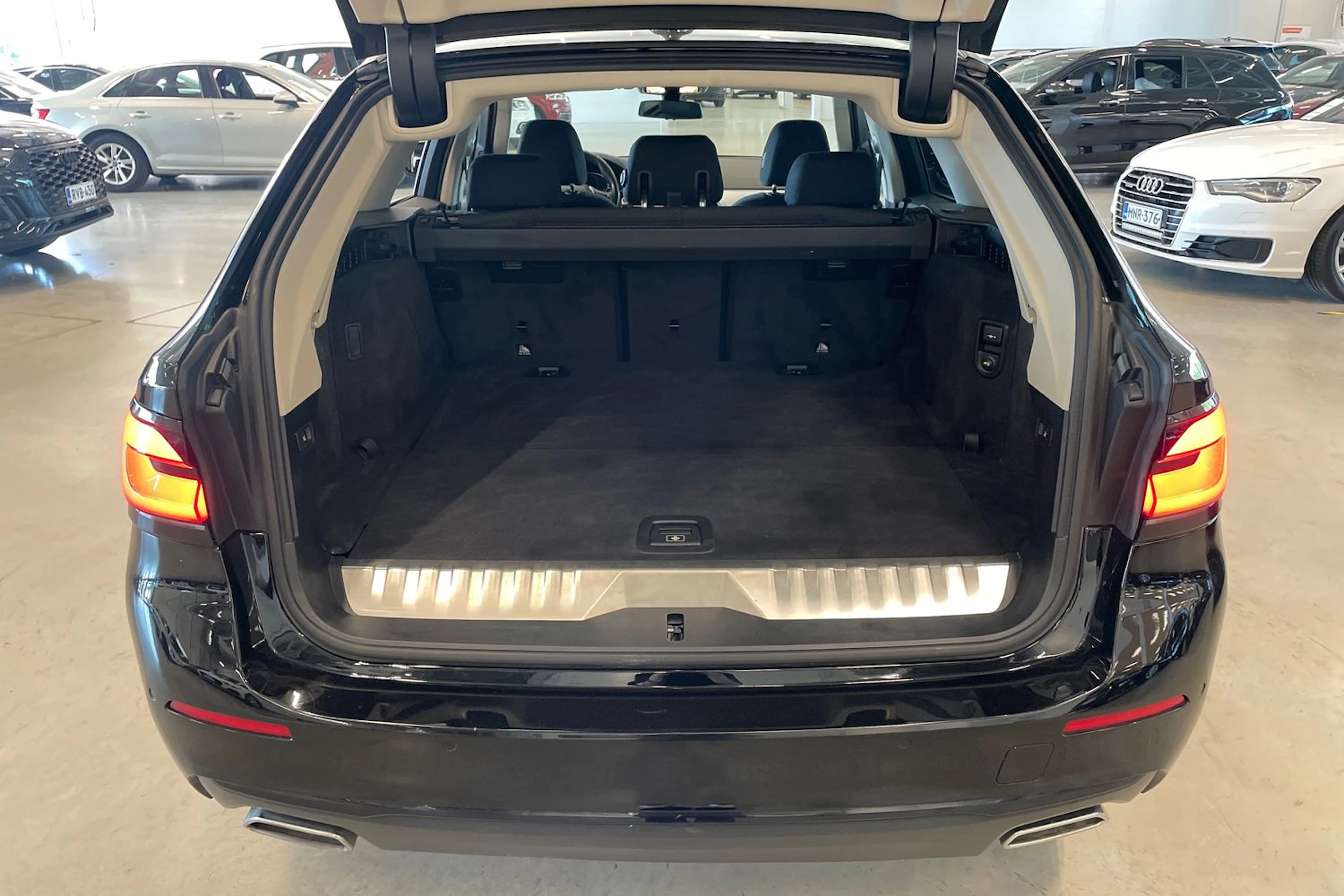 musta BMW 530 2021 kuva 33.