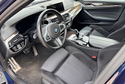 sininen BMW 530 2021 kuva 3.